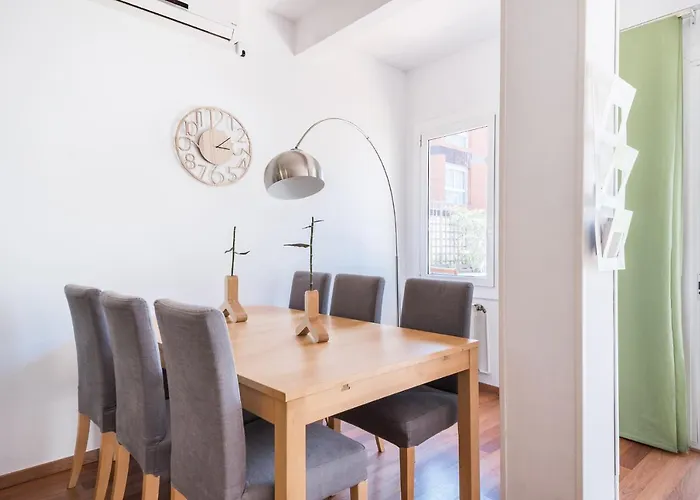 With Terrace A Step Away From Montjuic, アパート